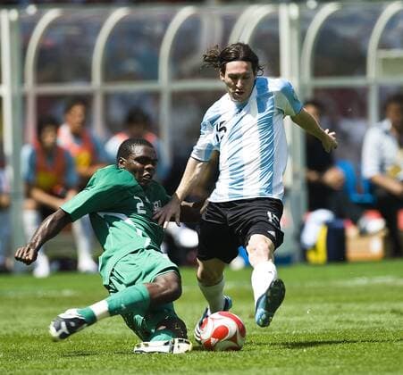 Chibuzor Okonkwo (Nigeria, li.) gegen Lionel Messi (Argentinien) Fußball OS Sommer Herren Olympische Spiele Peking 2008, Sommerspiele, Nationalteam, Nationaltrikot, Länderspiel, Finale Gruppe Olympiateam, Nigeria - Argentinien 0:1 Peking Dynamik, Kampf,