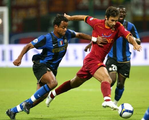 Mirko Vucinic (AS Rom, re.) gegen Mancini (AS Rom) -  Fußball Herren Supercoppa 2008 2009, Italienischer Supercup, Super Cup, FC Internazionale Mailand - AS Rom 6:5 i.E. Gruppe Mailand Dynamik,