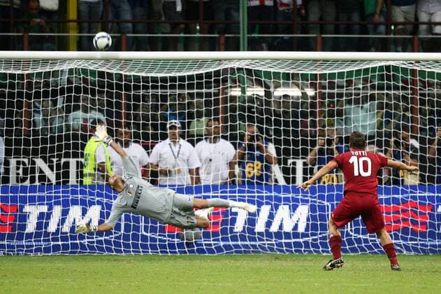 Francesco Totti (AS Rom) verschießt seinen Elfmeter gegen Torwart Julio Cesar (Inter Mailand) -  Fußball Herren Supercoppa 2008 2009, Italienischer Supercup, Super Cup, FC Internazionale Mailand - AS Rom 6:5 i.E. Gruppe Mailand
