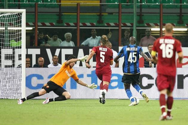 Mario Balotelli (Inter Mailand, re.) gegen Philippe Mexes (Mitte) und Torwart Doni (AS Rom) -  Fußball Herren Supercoppa 2008 2009, Italienischer Supercup, Super Cup, FC Internazionale Mailand - AS Rom 6:5 i.E. Gruppe Mailand