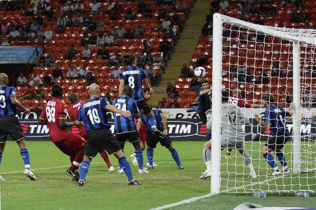 Zlatan Ibrahimovic (Inter Mailand, Mitte) steigt zum Kopfball am höchsten -  Fußball Herren Supercoppa 2008 2009, Italienischer Supercup, Super Cup, FC Internazionale Mailand - AS Rom 6:5 i.E. Totale Mailand
