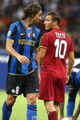 Francesco Totti (AS Rom, re.) und Zlatan Ibrahimovic (Inter Mailand) -  Fußball Herren Supercoppa 2008 2009, Italienischer Supercup, Super Cup, FC Internazionale Mailand - AS Rom 6:5 i.E. Gruppe Mailand