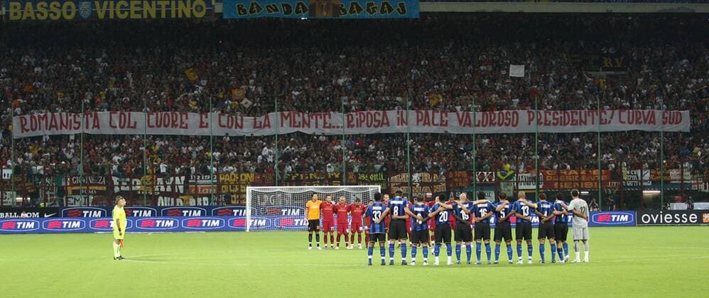 Spieler von Inter Mailand stehen der Mannschaft des AS Rom und deren Fans gegenüber - Romanista col cuore e con la mente... risposa in pace valoroso presidente curva sud -  Fußball Herren Supercoppa 2008 2009, Italienischer Supercup, Super Cup, FC Internazionale Mailand - AS Rom 6:5 i.E. Totale Mailand