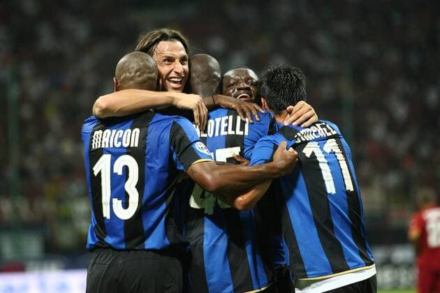 Torjubel Inter Mailand, v.li.: Maicon, Zlatan Ibrahimovic, Mario Balotelli, Sulley Ali Muntari und Luis Jimenez -  Fußball Herren Supercoppa 2008 2009, Italienischer Supercup, Super Cup, FC Internazionale Mailand Gruppe Mailand Freude,