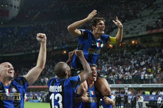 Inter Mailand ist Supercoppa Sieger 2008: Javier Zanetti (Obenauf) mit Hernan Crespo (re.) und Maicon -  Fußball Herren Supercoppa 2008 2009, Italienischer Supercup, Super Cup, FC Internazionale Mailand Gruppe Mailand Freude, Begeisterung,