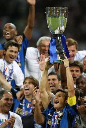 Javier Zanetti ist Supercoppa Sieger 2008 mit Inter Mailand -  Fußball Herren Supercoppa 2008 2009, Italienischer Supercup, Super Cup, FC Internazionale Mailand Gruppe Mailand Freude,