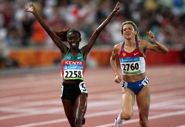 Eunice Jepkorir (Kenia, li.) wird vor Ekaterina Volkova (Russland) Zweite der 3000m Hindernis der Olympischen Spiele 2008 -  Leichtathletik OS Sommer Damen Olympische Spiele 2008, Sommerspiele, Nationaltrikot, Gruppe Peking Freude,