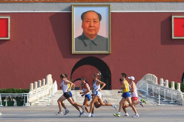 Olympia, Historie, Rückblick auf die Sommerspiele 2008 in Peking Olympische Marathonläufer passieren das Bild Maos am Platz des Himmlischen Friedens in Beijing -  (2008082501020619) Leichtathletik OS Sommer Herren Olympische Spiele 2008, Sommerspiele Marathon, Marathonlauf, Langstrecke Totale Tiananmen Square, Tian anmen an men Peking