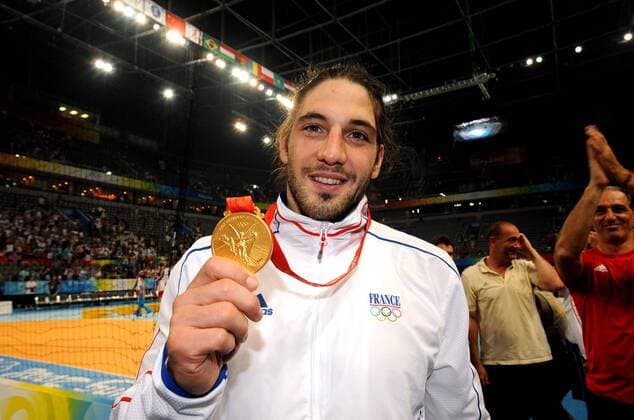 Bertrand Gille (Frankreich), Olympiasieger 2008 im Handball, präsentiert seine Goldmedaille -  (pan27616) Handball OS Sommer Herren Olympische Sommerspiele 2008, Spiele Peking, Länderspiel, Nationalteam, Finale Einzelbild Peking Freude,