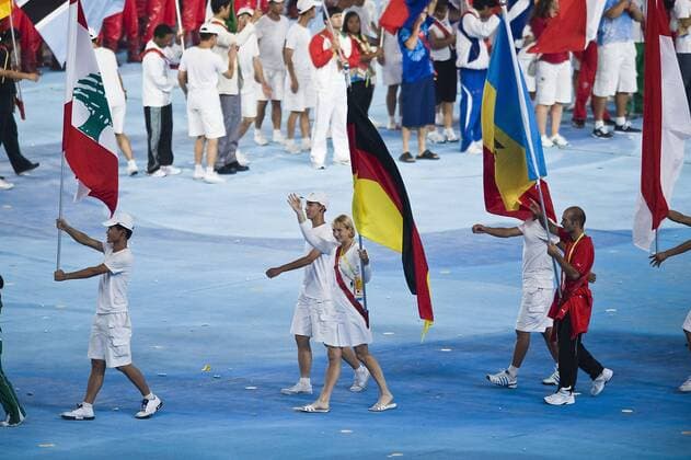 Fahnenträgerin Katrin Wagner Augustin (Deutschland, Mitte) bei der Abschlußfeier der Olympischen Spiele 2008 Kanu OS Sommer Damen Olympische Spiele 2008, Sommerspiele, Abschlußfeier, Abschluß Feier, Zeremonie, Gruppe Peking,