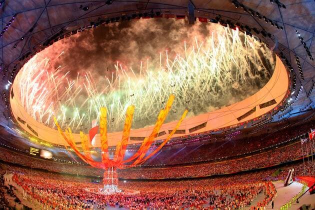 Olympia, Historie, Rückblick auf die Sommerspiele 2008 in Peking Turm der Erinnerungen und Feuerwerk bei der Abschlußfeier der Olympischen Spiele 2008 im Nationalstadion von Peking Leichtathletik OS Sommer Herren Olympische Spiele 2008, Sommerspiele, Abschlußfeier, Abschluß Feier, Zeremonie, Totale Olympiastadion, Olympic National Stadium Peking, National Stadion, Vogelnest,