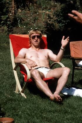 Horst Hrubesch (BRD) mit freiem Oberkörper im Liegestuhl Fußball WM Herren Nationalmannschaft 1982 Einzelbild Gijon