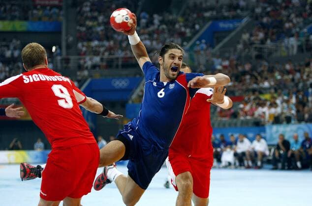 Bertrand Gille (Frankreich, Mitte) im Duell -  (pan27622) Handball OS Sommer Herren Olympische Spiele 2008, Sommerspiele, Länderspiel, Nationalteam, Finale, Nationaltrikot Gruppe Beijing Dynamik,
