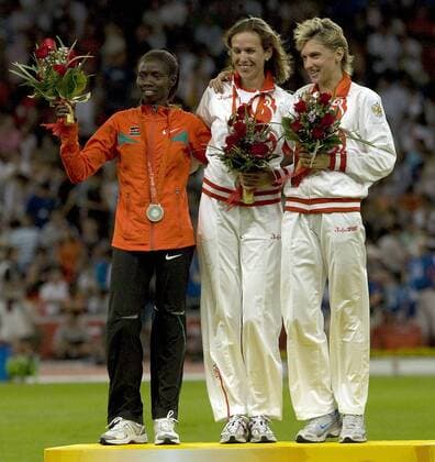 Siegerehrung 3000m Hindernis Olympische Spiele 2008: Olympiasiegerin Gulnara Galkina Samitova (Russland, Mitte) zwischen Eunice Jepkorir (Kenia, li.) und Ekaterina Volkova (Russland) -  (OLY20080817723) Leichtathletik OS Sommer Damen Olympische Spiele 2008, Sommerspiele, 3000m Hindernis, Hindernislauf Gruppe Peking Freude,