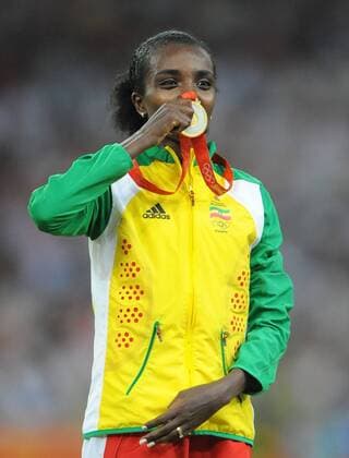 Tirunesh Dibaba (Äthiopien) - Olympiasiegerin über 5000m in Peking 2008 -  Leichtathletik OS Sommer Damen Olympische Spiele 2008, Sommerspiele, 5000m, Einzelbild Peking Freude,