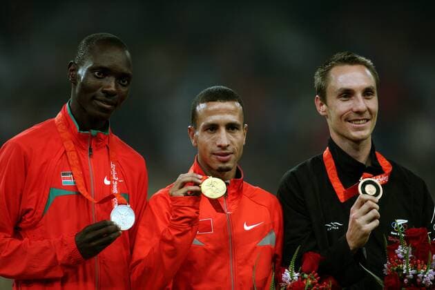 Olympia 2008 Siegerehrung 1500m: Olympiasieger Rashid Ramzi (Bahrain, Mitte) zwischen Asbel Kipruto Kiprop (Kenia, li.) und Nicholas Willis (Neuseeland) -  Leichtathletik OS Sommer Herren Olympische Spiele Beijing 2008, Sommerspiele, Gruppe Beijing