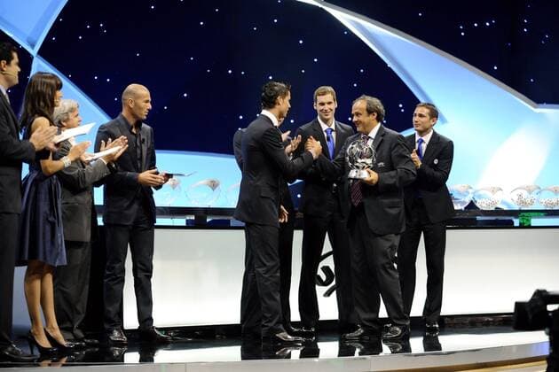 UEFA Präsident Michel Platini (Frankreich, 2.v.re.) kürt Cristiano Ronaldo (Manchester United Portugal) zum besten Spieler der Champions League Saison 2007 2008, li. Moderatorin Melanie Winiger, Zinedine Zidane -  (pan27683) Fußball EC 1 Herren Champions League Auslosung 2008 2009, Ziehung, Gruppenziehung, Gruppenauslosung, Gruppen Gruppe Monaco o0 Monte Carlo Freude,