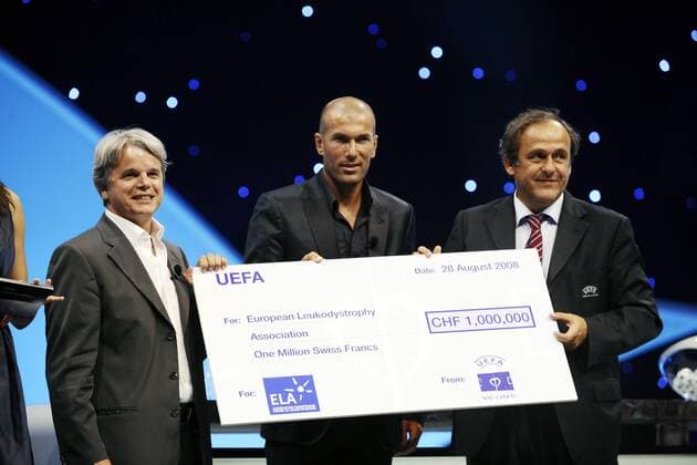 UEFA Präsident Michel Platini (re.), Zinedine Zidane (Mitte, beide Frankreich) und ELA Präsident Guy Alba (alle Frankreich) präsentieren einen Spendenscheck für die European Leukodystrophy Association -  (pan27683) Fußball EC 1 Herren Champions League Auslosung 2008 2009, Ziehung, Gruppenziehung, Gruppenauslosung, Gruppen Gruppe Monaco o0 Monte Carlo