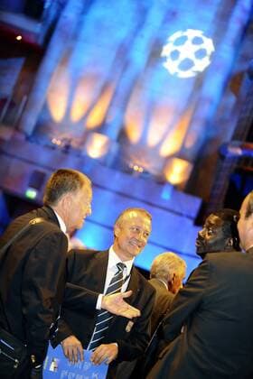 Sportlicher Berater Bernard Lacombe (Mitte) im Gespräch mit Präsident Jean Michel Aulas (li., beide Olympique Lyon) und Präsident Pape Diouf (Olympique Marseille) -  (pan27683) Fußball EC 1 Herren Champions League Auslosung 2008 2009, Ziehung, Gruppenziehung, Gruppenauslosung, Gruppen Gruppe Monaco o0 Monte Carlo