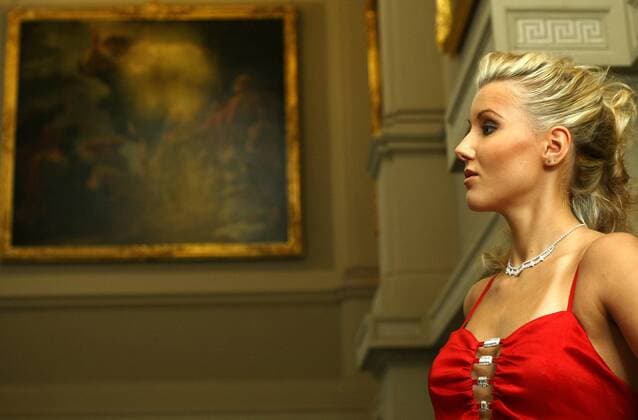 Mareen Apitz (Dresden) im Abendkleid vor dem Gemälde Christi Himmelfahrt von Sebastiano Ricci in der Dresdner Staatlichen Kunstsammlung im Zwinger Volleyball 1. BL Damen 2008 2009, Dresdner SC, DSC, Fotoshooting, Kalender, Einzelbild Dresden