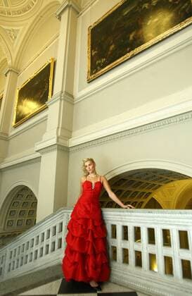 Mareen Apitz (Dresden) im Abendkleid in der Dresdner Staatlichen Kunstsammlung im Zwinger Volleyball 1. BL Damen 2008 2009, Dresdner SC, DSC, Fotoshooting, Kalender, Einzelbild Dresden