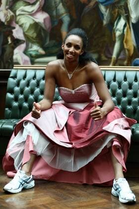 Tesha Harry (Dresden) im Abendkleid und Turnschuhen in der Dresdner Staatlichen Kunstsammlung im Zwinger Volleyball 1. BL Damen 2008 2009, Dresdner SC, DSC, Fotoshooting, Kalender, Einzelbild Dresden