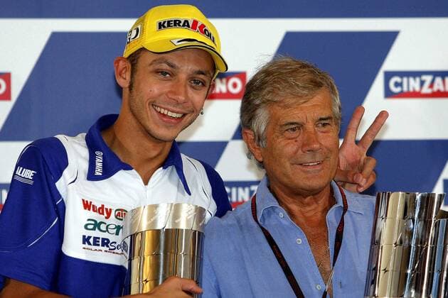 Valentino Rossi (Yamaha, li.), fünfmaliger MotoGP Weltmeister, kann beim Rennen in Misano den Siegesrekord von Motorradlegende Giacomo Agostini (beide Italien) einstellen -  Motorsport WM Herren Weltmeisterschaft 2008, Motorrad, Motorradrennen, Motorradrennsport, Motorradsport Gruppe Misano, San Marino Freude,