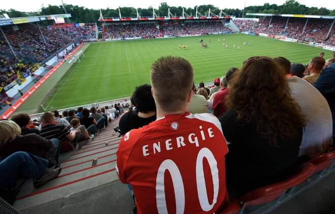 Nullnummer im Stadion der Freundschaft? Fan von Cottbus mit dem Doppel Null Trikot Fußball 1. BL Herren Saison 2008 2009, FC Energie Cottbus Totale Cottbus