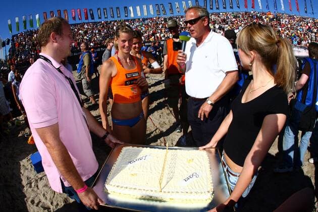 Sara Goller (li.) und Laura Ludwig erhalten nach dem Gewinn der Deutschen Meisterschaft 2008 einen Kuchen von Timmendorfs Tourismusdirektor Christian Jaletzke (alle Deutschland) - Beachvolleyball LM Damen Deutsche Meisterschaft 2008, Landesmeisterschaft, DM, Beach, Finale, Gruppe Timmendorfer Strand Timmendorf Freude,
