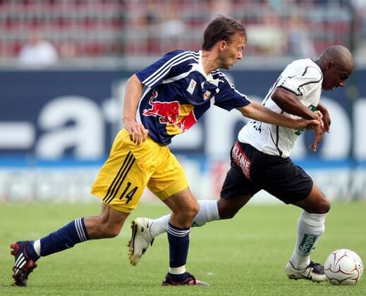 Barry Opdam (Salzburg, li.) gegen Sandro da Silva (Kärnten) -  Fußball Herren Bundesliga 2008 2009, 1. Österreichische Liga, SK Austria Kärnten - FC Red Bull Salzburg, RedBull RB Gruppe Klagenfurt Dynamik,