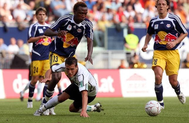 Ibrahim Sekagya (Salzburg, li.) gegen Zlatko Junuzovic (Kärnten, vorn) -  Fußball Herren Bundesliga 2008 2009, 1. Österreichische Liga, SK Austria Kärnten - FC Red Bull Salzburg, RedBull RB Gruppe Klagenfurt