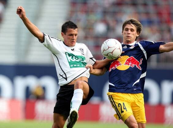 Christoph Leitgeb (Salzburg, re.) gegen Zlatko Junuzovic (Kärnten) -  Fußball Herren Bundesliga 2008 2009, 1. Österreichische Liga, SK Austria Kärnten - FC Red Bull Salzburg, RedBull RB Gruppe Klagenfurt Dynamik, Kampf,
