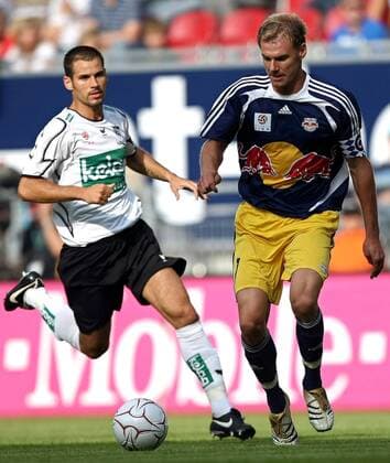Alexander Zickler (Salzburg, re.) gegen Oliver Pusztai (Kärnten) -  Fußball Herren Bundesliga 2008 2009, 1. Österreichische Liga, SK Austria Kärnten - FC Red Bull Salzburg, RedBull RB Gruppe Klagenfurt