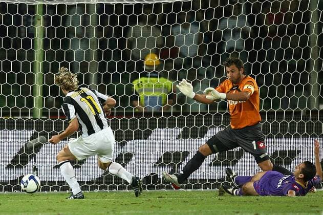 Pavel Nedved (Juventus Turin, li.) erzielt das Tor zum 0:1 -  Fußball Herren Serie A 2008 2009, 1. Italienische Liga, AC Florenz - Juventus Turin 1:1, Juve Gruppe Florenz Dynamik,