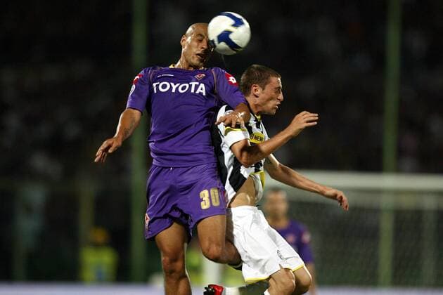 Sergio Almiron (Florenz, li.) gegen Claudio Marchisio (Juventus Turin) -  Fußball Herren Serie A 2008 2009, 1. Italienische Liga, AC Florenz - Juventus Turin 1:1, Juve Gruppe Florenz Dynamik, Kampf,