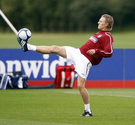 Jimmy Bullard (England) - EDITORIAL USE ONLY. No use with unauthorised audio, video, data, fixture lists, club league logos or live services. Online in-match use limited to 120 images, no video emulation. No use in betting, games or single club league player publications. Fußball Herren Nationalmannschaft 2008, Training Einzelbild Dynamik,