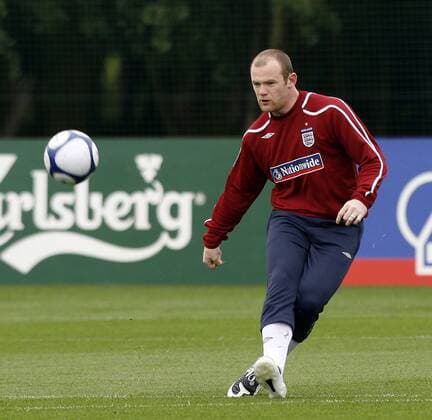 Wayne Rooney (England) - EDITORIAL USE ONLY. No use with unauthorised audio, video, data, fixture lists, club league logos or live services. Online in-match use limited to 120 images, no video emulation. No use in betting, games or single club league player publications. Fußball Herren Nationalmannschaft 2008, Training Einzelbild Dynamik,