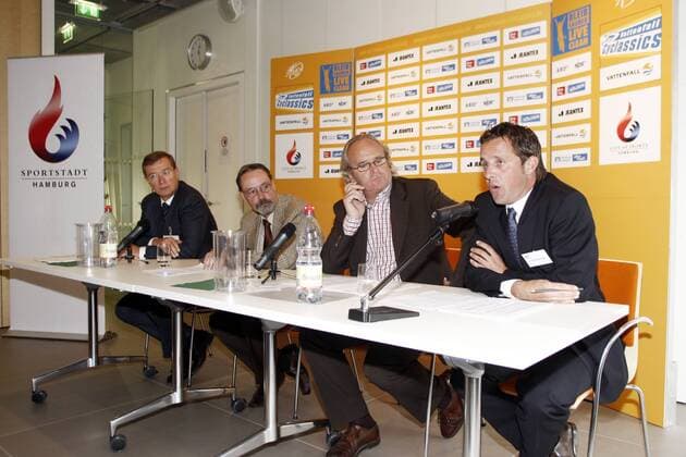 Pressekonferenz Vattenfall Cyclassics 2008 in der Sportstadt Hamburg, v.li.: Vorstandssprecher Dr. Reiner Brüggestrat (Hamburger Volksbank), Dr. Rainer Schubach (Vorstandsmitglied Vattenfall Europe Hamburg AG), Christian Hinzpeter..... Radsport Herren Vattenfall Cyclassics 2008, Straßenradsport, Straße, Rad, Pressekonferenz, Pressetermin, Gruppe Hamburg