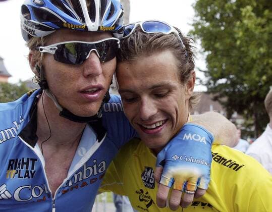 Marcel Sieberg (li.) drückt den Teamkollegen Linus Gerdemann (beide Deutschland Columbia) anlässlich dessen Gesamtführung nach der vierten Etappe der Deutschland Tour 2008 Radsport Herren Deutschland Tour 2008, Deutschlandtour, ProTour, Straßenradsport, Straße, Rad Gruppe 4.Etappe: Wiesloch - Mainz Harmonie, Begeisterung, Freude,