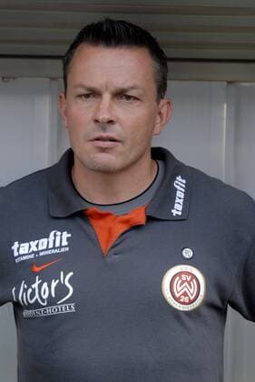 Trainer Christian Hock (Wehen Wiesbaden) Fußball 2. BL Herren Saison 2008 2009, SV Wehen Wiesbaden Einzelbild Wiesbaden