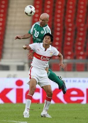 Zoltan Kovacs (Györ, o.) gegen Ricardo Osorio (Stuttgart) Fußball EC 3 Herren UEFA Cup Qualifikation 2008 2009, Pokal, Europapokal, VfB Stuttgart - FC ETO Györ 2:1, Gyor, Györi Gruppe Stuttgart Dynamik,