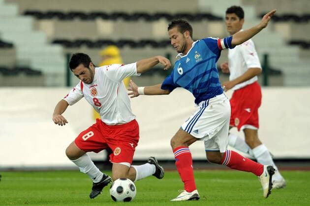 Yohan Cabaye (Frankreich U21, re.) gegen Andrei Agius (Malta U21) Fußball Länderspiel Herren U21 EM Qualifikation 2008, U 21, Nationalmannschaft, Nationaltrikot, Vdig Gruppe Boulogne sur mer Dynamik, 