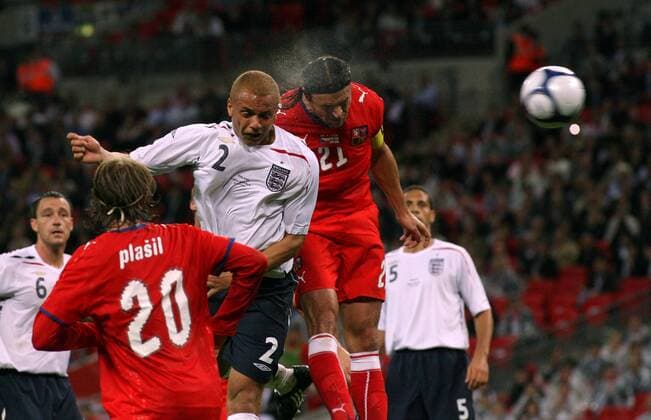 Wesley Brown (England, Mitte) gegen Tomas Ujfalusi (Tschechien, re.) -  Fußball Länderspiel Herren Freundschaftsspiel 2008, Test, Testspiel, Nationalteam, Nationaltrikot, England - Tschechien Gruppe London Dynamik,
