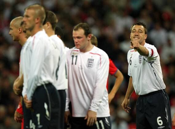 John Terry (re.) gibt der Freistoßmauer Anweisungen, li. David Beckham (beide England) -  Fußball Länderspiel Herren Freundschaftsspiel, Test, Testspiel, Nationalteam, Nationaltrikot, England Gruppe o00 2008 London
