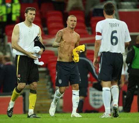 David Beckham (England, Mitte) nach dem Trikottausch mit Torwart Petr Cech (Tschechien, li.) -  Fußball Länderspiel Herren Freundschaftsspiel, Test, Testspiel, Nationalteam, Nationaltrikot, England - Tschechien 2:2 Gruppe o00 2008 London