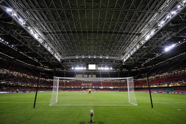 Geschlossenes Dach im Millenium Stadium in Cardiff während eines Ländspiels von Wales - EDITORIAL USE ONLY. No use with unauthorised audio, video, data, fixture lists, club league logos or live services. Online in-match use limited to 120 images, no video emulation. No use in betting, games or single club league player publications. Fußball Länderspiel Herren WM Qualifikation 2008, Nationalteam, Nationaltrikot Totale Millennium Stadium Cardiff