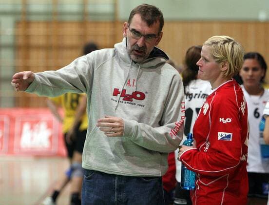 Torwarttrainer Andreas Thiel (li.) im Gespräch mit Torfrau Clara Woltering (beide Leverkusen) Handball 1. BL Damen Saison 2008 2009, TSV Bayer 04 Leverkusen Gruppe Dortmund
