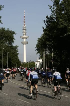 Teilnehmer des Jedermannrennens der Vattenfall Cyclassics 2008 vor dem Hamburger Fernsehturm Radsport Herren Vattenfall Cyclassics 2008, Straßenradsport, Straße, Rad, Jedermannrennen, Jedermann Rennen, Vdig Totale Hamburg