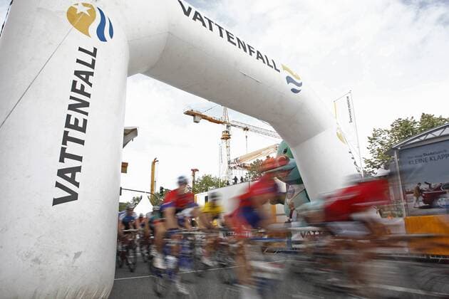 Teilnehmer der Youngclassics 2008 durchqueren ein Torbogen des Sponsors Vattenfall Radsport Herren Vattenfall Cyclassics 2008, Straßenradsport, Straße, Rad, Youngclassics, Jugend, Junioren, Nachwuchs Totale Hamburg Dynamik,