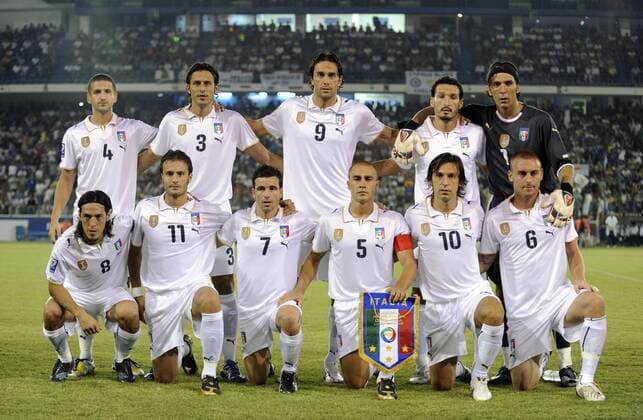 Italien, hi.v.li.: Alessandro Gamberini, Fabio Grosso, Luca Toni, Gianluca Zambrotta und Torwart Gianluigi Buffon, vorn: Mauro Camoranesi, Alberto Gilardino, Antonio di Natale, Fabio Cannavaro, Andrea Pirlo und Daniele de Rossi - Fußball Länderspiel Herren WM Qualifikation 2008, Nationalteam, Nationaltrikot, Italien Totale Larnaca